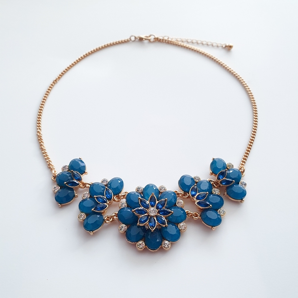 BRAND NEW Blue Flower Statement Necklace - Picture 2 of 5